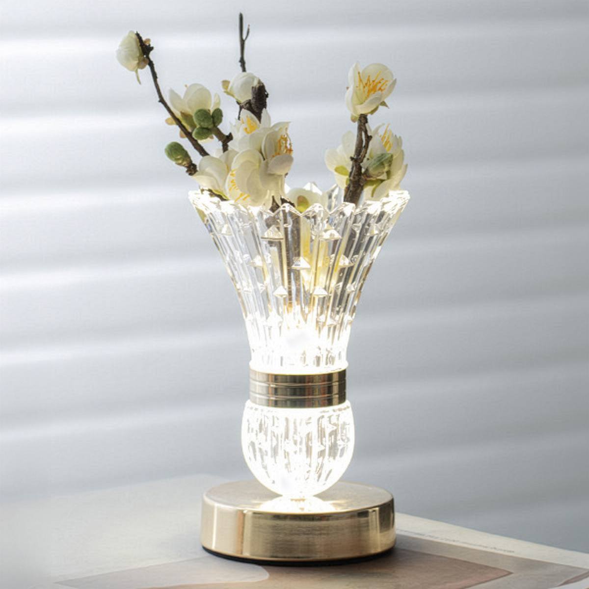 dekoratyvna-nastilna-led-lampa-nichnyk-u-vyhlyadi-kryshtalevoi-vazy-z-kvitamy-01